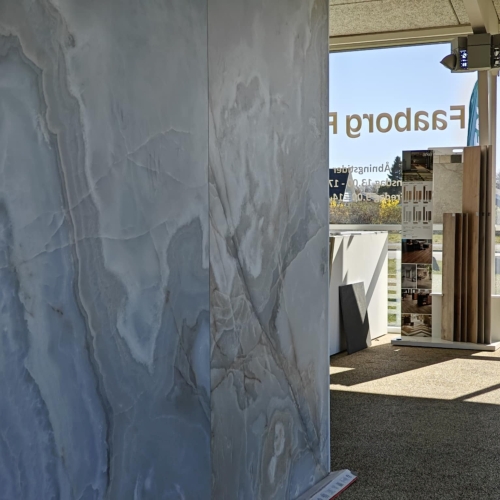 Store fliser i flisebutik på Fyn