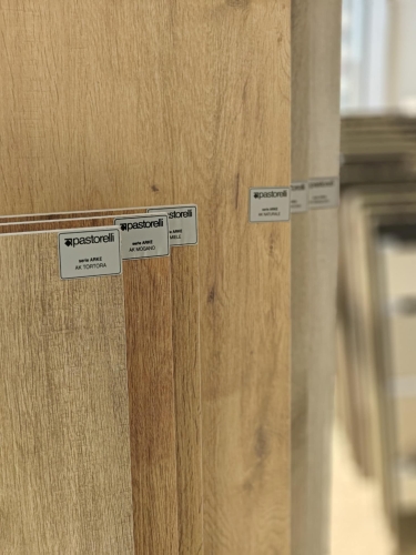 Store fliser i neutrale farver