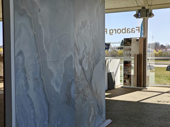 Store fliser i flisebutik på Fyn